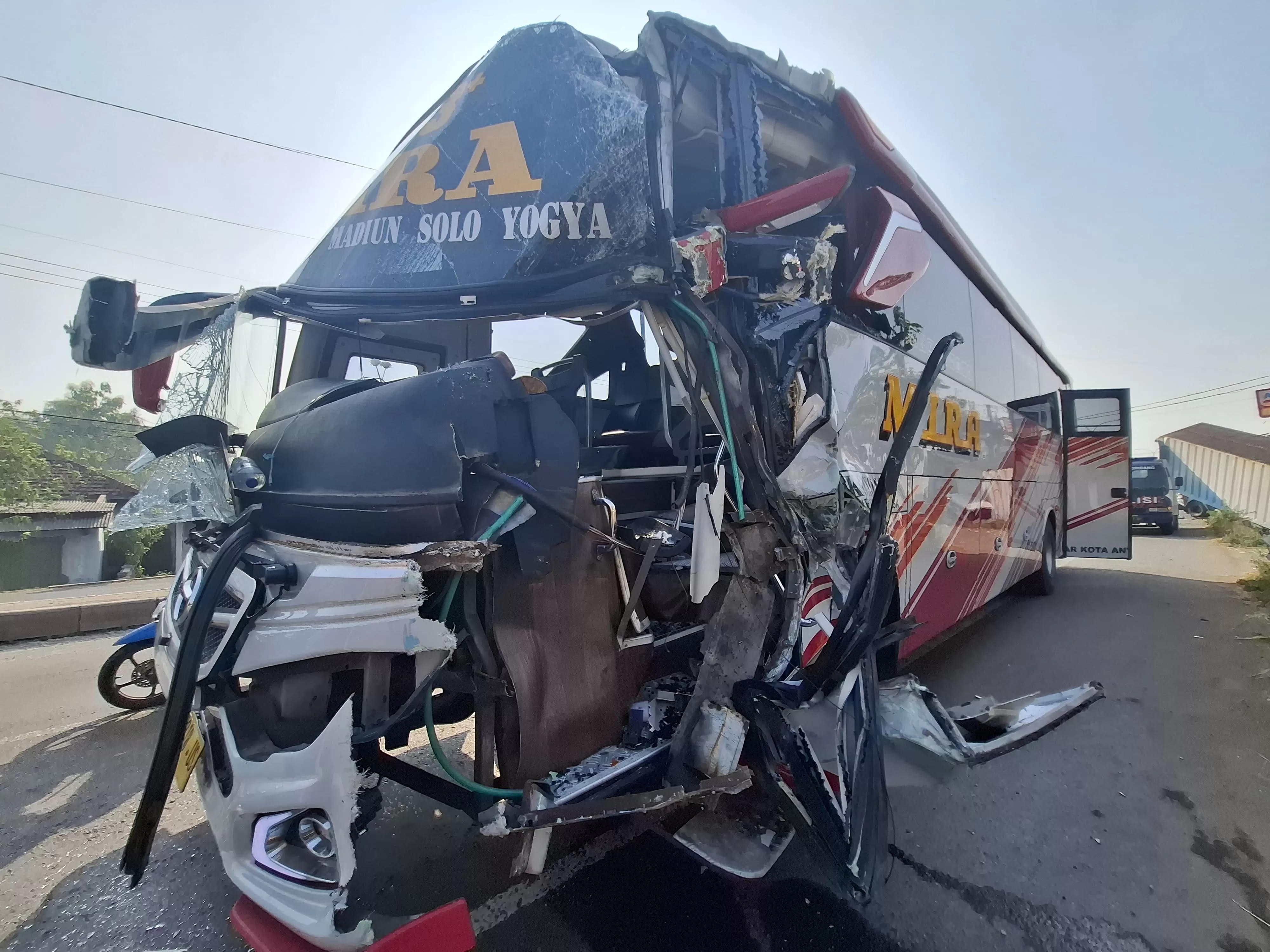 Kecelakaan lalu lintas terjadi di Jalur Arteri Nasional Desa Sambirejo, Kecamatan Jogoroto, Kabupaten Jombang, Senin (4/8) pagi.
