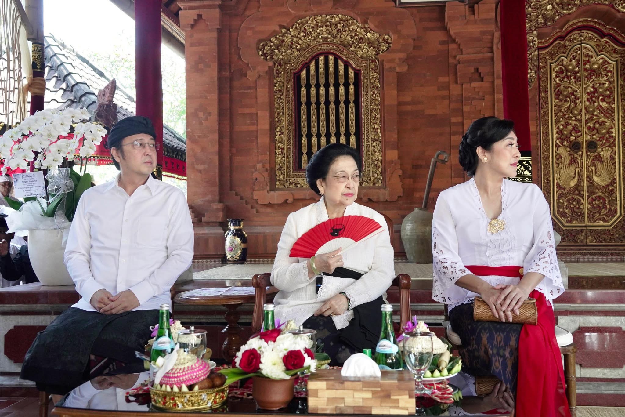 Presiden RI Ke-5, sekaligus Ketua Umum PDIP, Megawati Soekarnoputri saat menghadiri upacara pelebon ibunda Wali Kota Denpasar, I Gusti Ngurah Jaya Negara, Senin (4/8).