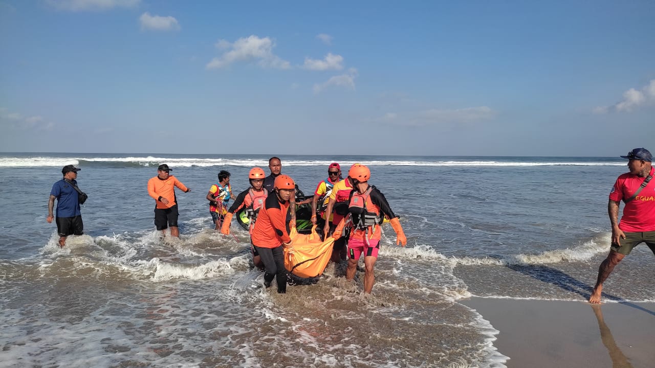 Nahas: Jenazah Gusti Agung Anom dibawa ke RS Garba Med Kerobokan. (Bali Express/Istimewa)