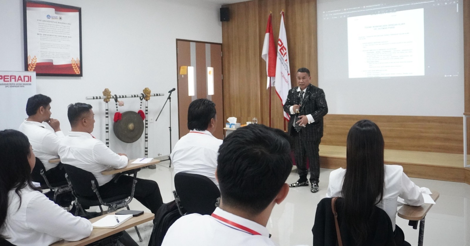 Hotman Paris saat memaparkan teknik wawancara klien di PKPA Peradi Pergerakan Denpasar Raya. (Bali Express/Istimewa)