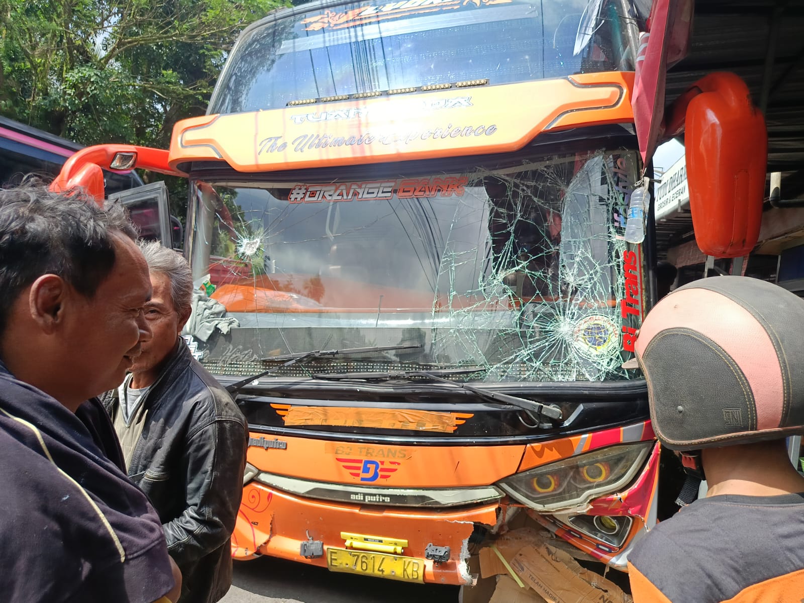 Kondisi bus setelah mengalami kecelakaan di Desa Bantas, Selemadeg Timur, Kabupaten Tabanan, Bali, Minggu (3/8/2025).