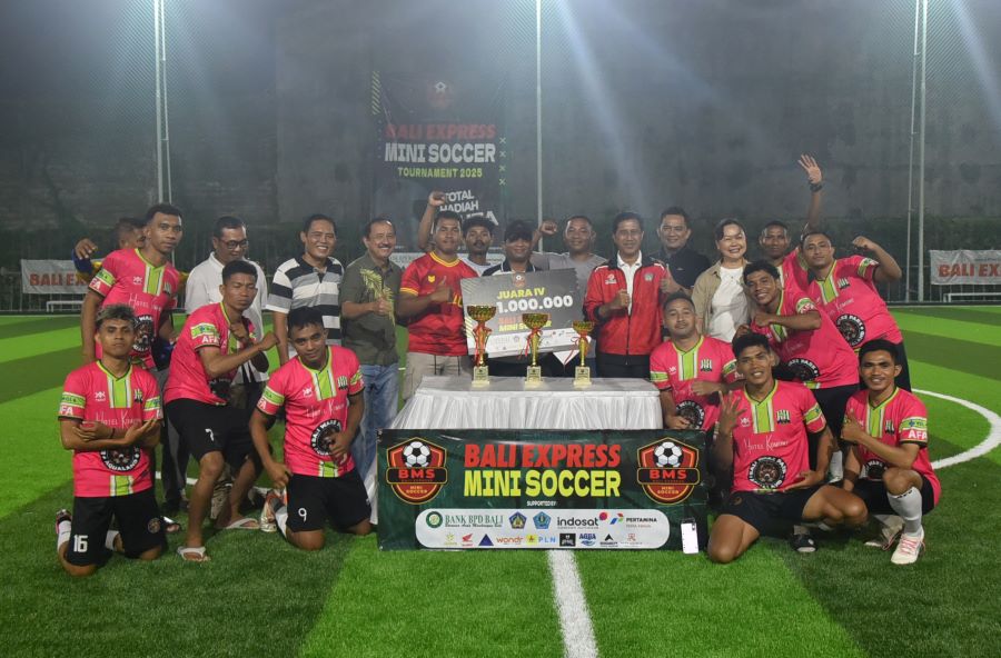 Pesona Komodo berpose setelah meraih peringkat keempat Bali Express Mini Soccer