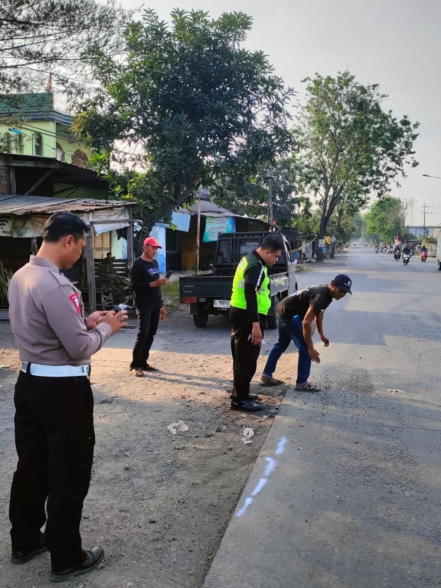 NAHAS: Polisi sedang melakukan olah TKP di Krian, Senin (4/8).
