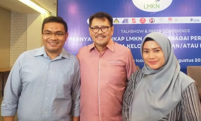 Ketua LMKN Dharma Oratmangun (tengah) bersama Ikke Nurjanah dan Isra.