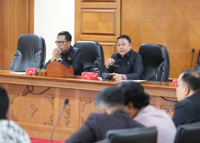 RAPAT: Komisi I dan III DPRD Badung saat menggelar rapat pembahasan persetujuan penghapusan piutang retribusi IMB, Selasa (5/8).