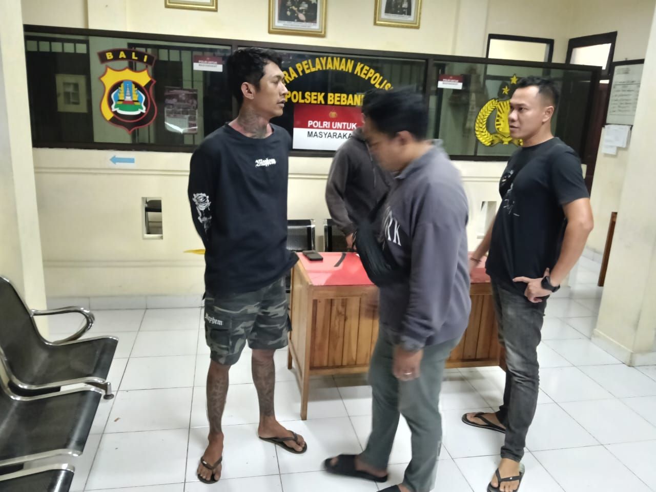 Wayan WN dibekuk jajaran Satreskrim Polsek Bebandem karena diduga menjadi pelaku kasus penipuan online.