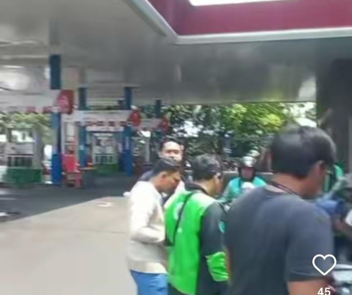 Diduga Campur Pertalite dengan Solar, SPBU Dikepung Warga, Sebabkan Motor Mogok Massal