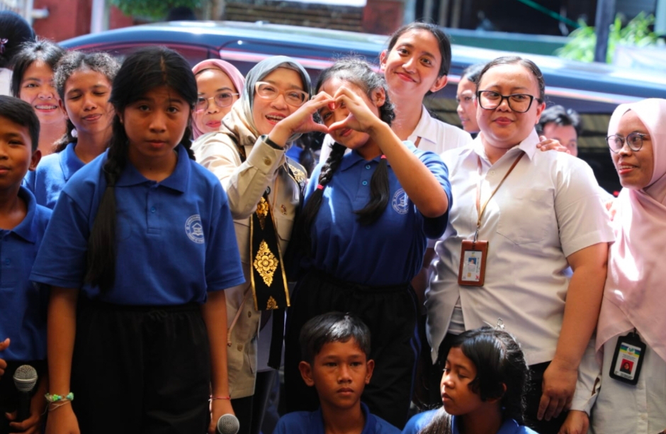 kunjungan Meteri Rini ke Sekolah Rakyat Menengah Pertama (SRMP) 17 Tabanan, Senin (4/8).
