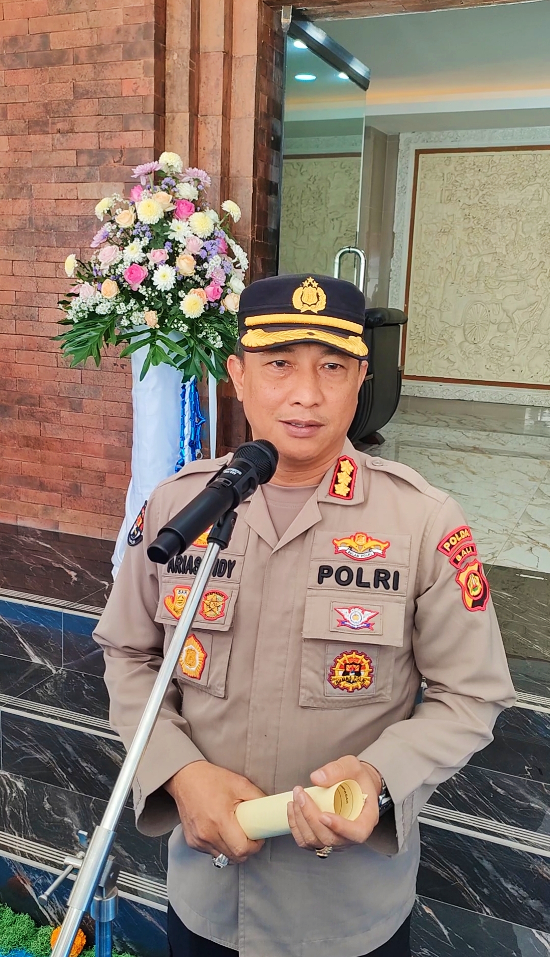 Kabid Humas Polda Bali Kombespol Ariasandy menjelaskan soal pengibaran bendera One Piece. (Bali Express/I Gede Paramasutha)