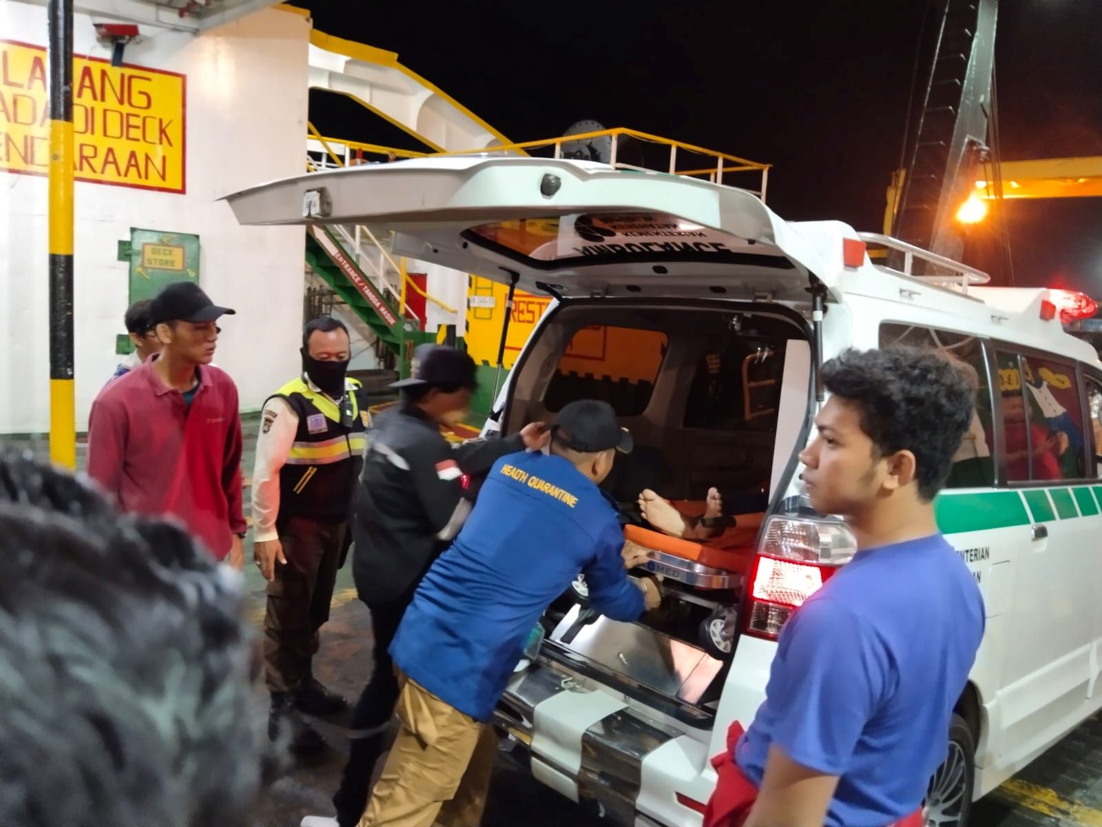 Petugas melakukan evakuasi jenasah Syahroni,55 yang ditemukan meninggal dunia di atas KMP Bontang Express 2, Senin (4/8/2025).