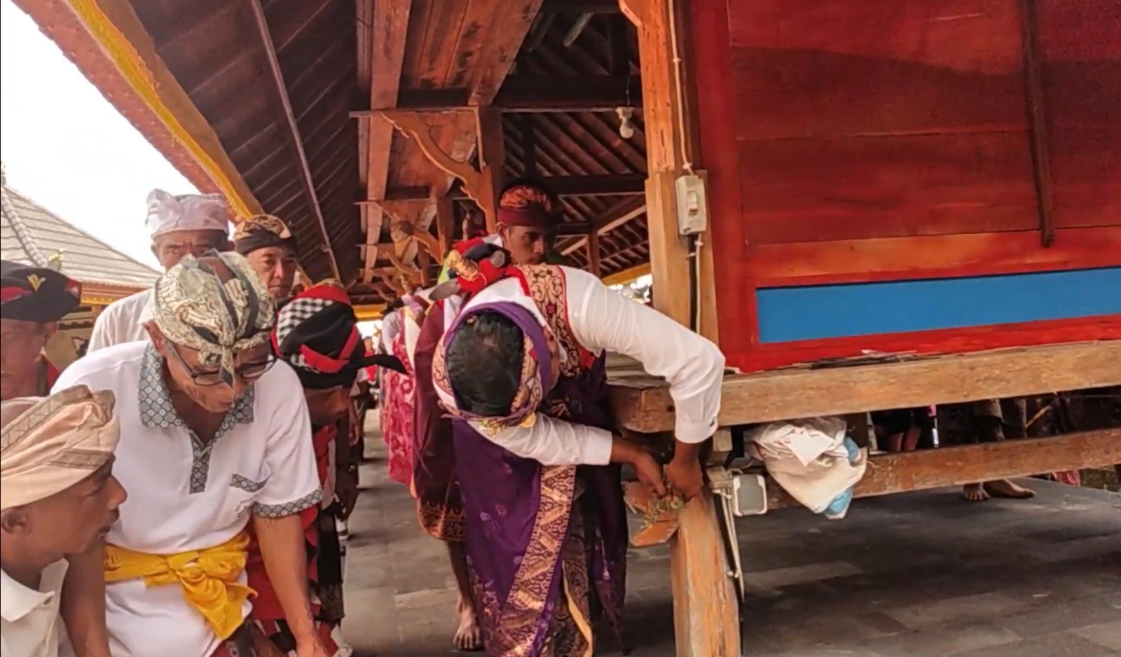 Tradisi Menek Medesa&nbsp;di Desa Lemukih, Kecamatan Sawan dilaksanakan oleh krama yang sudah menikah maksimal 2 tahun