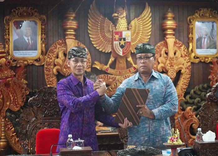 PEMBAHASAN : Rapat Paripurna DPRD Kabupaten Klungkung dengan agenda Pembahasan Ranperda APBD Perubahan TA 2025, Selasa (5/8/2025).