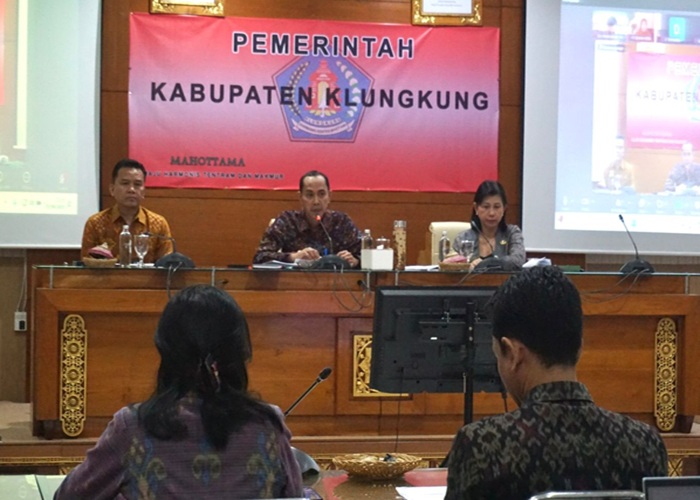 EKONOMI : Sosialisasi Pelaksanaan Tim Percepatan Pertumbuhan Ekonomi Daerah yang berlangsung di ruang rapat Praja Mandala, Kantor Bupati Klungkung, Selasa (5/8/2025).