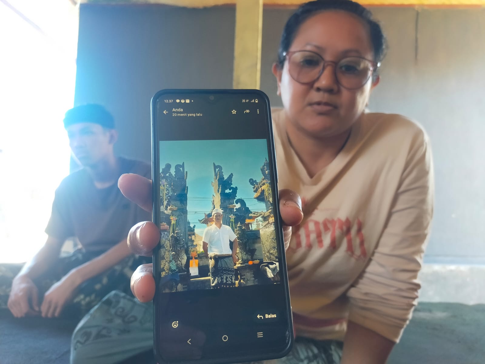Ni Luh Sriani, istri Ketut Juliawan, menunjukkan foto sang suami di ponsel, Senin (4/8/2025).