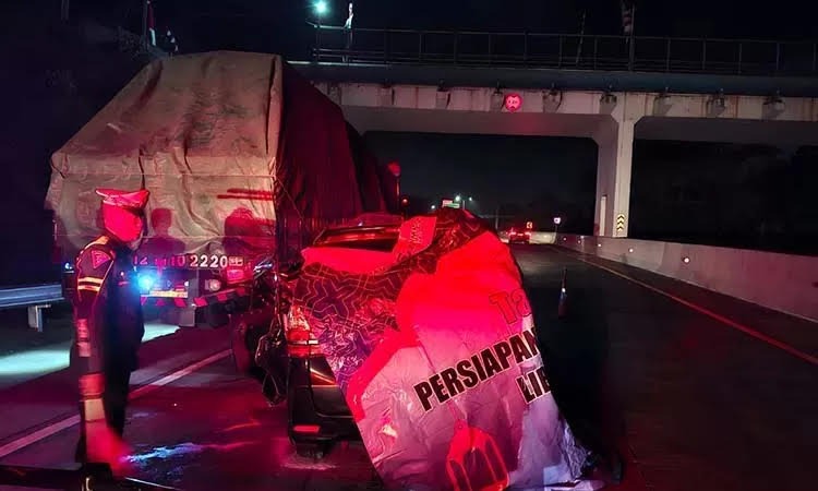 Kondisi mobil Avanza yang menabrak truk tronton di Tol Pandaan-Malang.