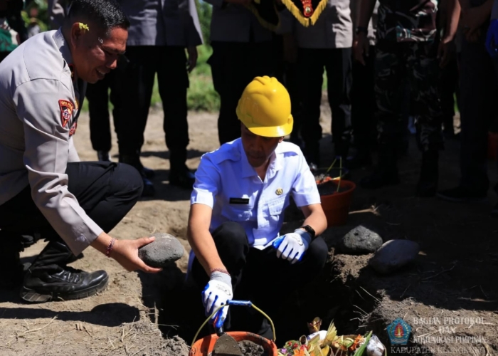 Peletakan batu pertama pembangunan dapur Satuan Pelayanan Pemenuhan Gizi (SPPG) di Desa Gunaksa, Kecamatan Dawan, Rabu (6/7/2025).