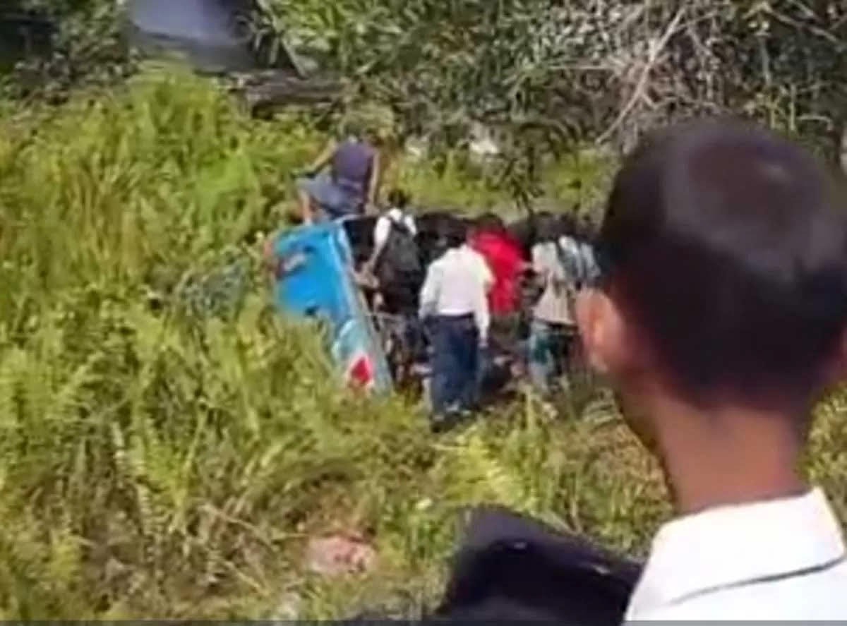 KECELAKAAN: Bus sekolah yang mengangkut pelajar masuk parit.