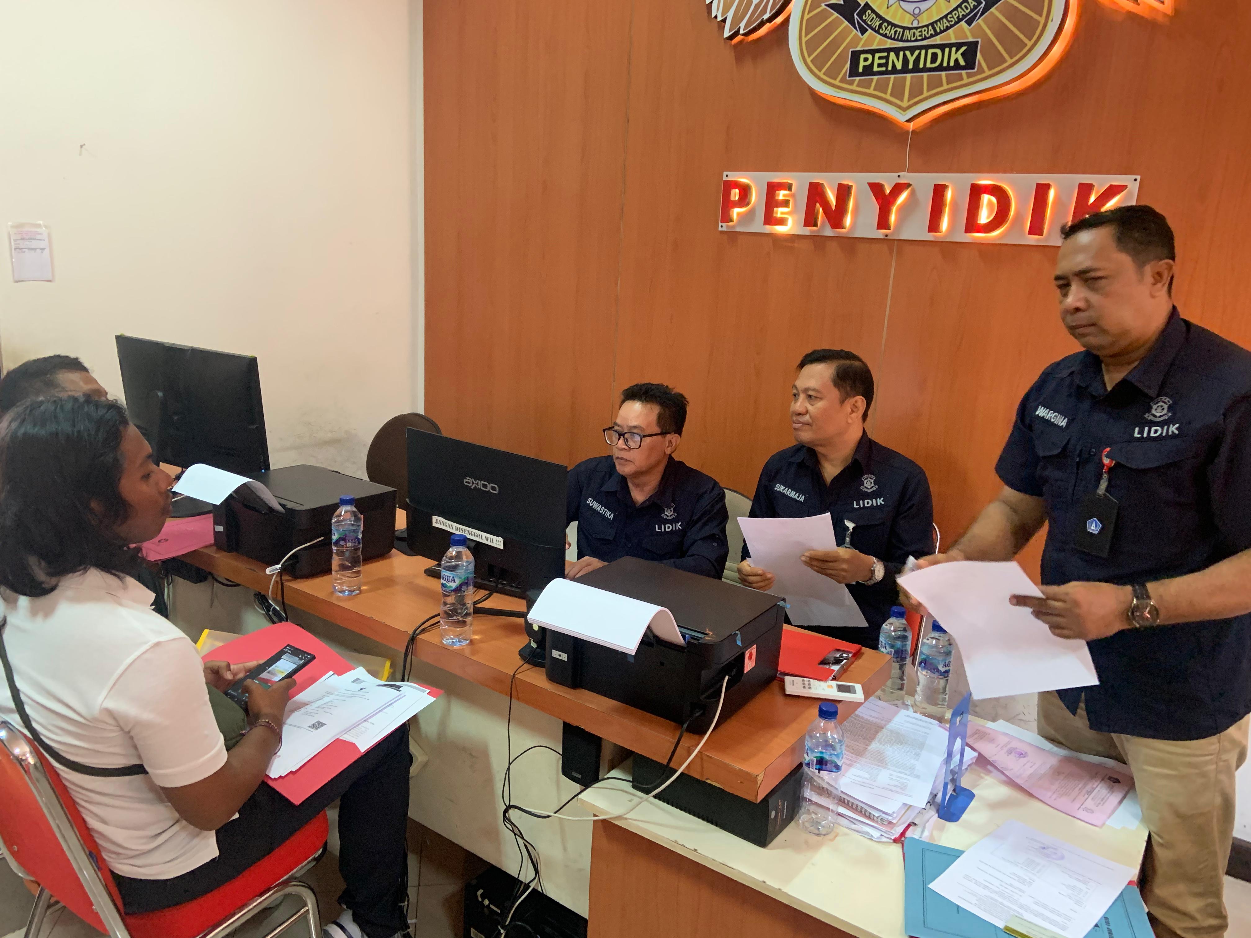 DIPERIKSA: Penyidik Satpol PP zbadung saat memeriksa izin usaha paralayang di Desa Adat Kutuh, Kuta Selatan, Rabu (6/8).
