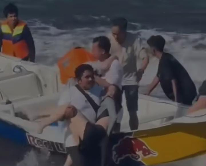 Proses evakuasi fast boat Bali Dolphin Cruise II di perairan Sanur