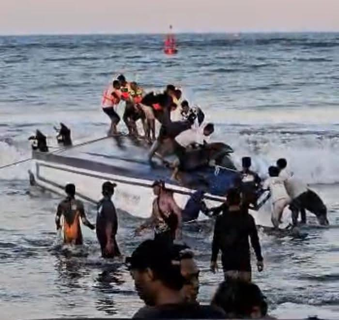 Proses evakuasi Kapal cepat Bali Dolphin Cruise II dilaporkan terbalik saat hendak merapat di Dermaga Pelabuhan Sanur