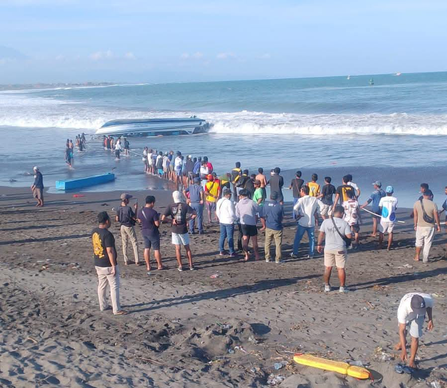 Proses evakuasi Kapal cepat Bali Dolphin Cruise II dilaporkan terbalik saat hendak merapat di Dermaga Pelabuhan Sanur