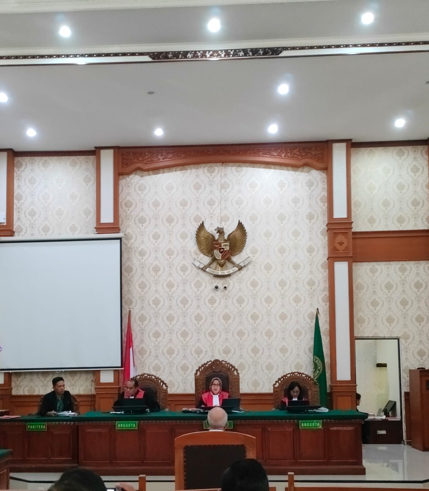 Terdakwa Anak Agung Ngurah Oka saat jalani sidang tuntutan di PN Denpasar. (Bali Express/I Gede Paramasutha)