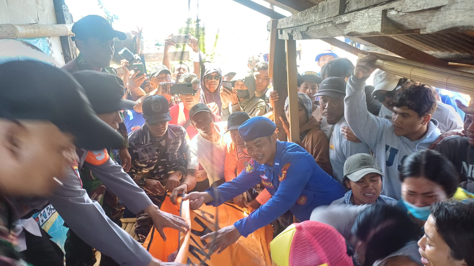 EVAKUASI: Jenazah ABK Kadek Adijaya Dinata dievakuasi ke RSUP Prof Dr IGNG Ngoerah Denpasar. (Bali Express/Istimewa)
