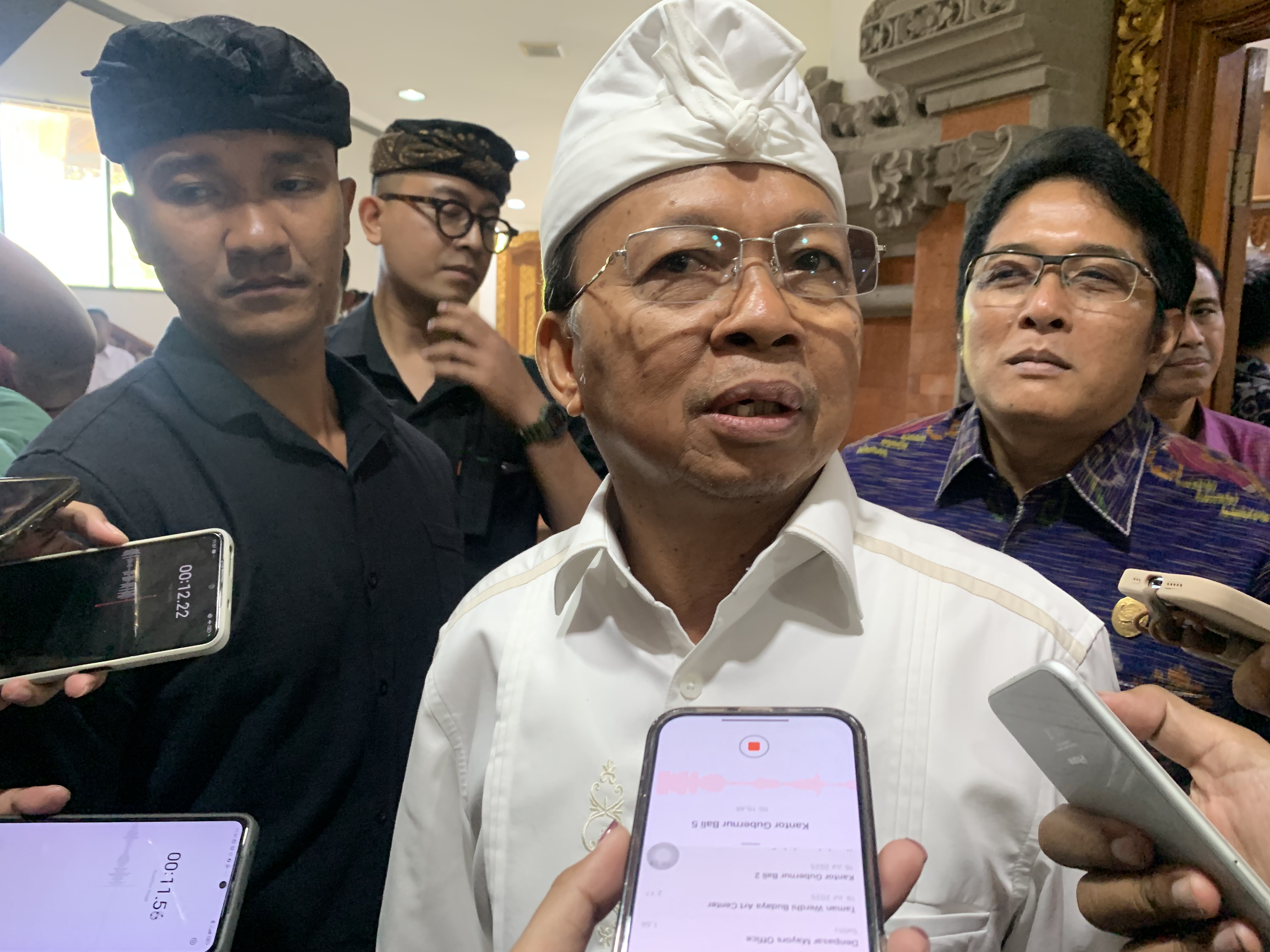 TANGANI: Gubernur Bali Wayan Koster diwawancara usai menghadiri Rapat Paripurna DPRD Bali di Kantor Gubernur Bali, Rabu (6/8).