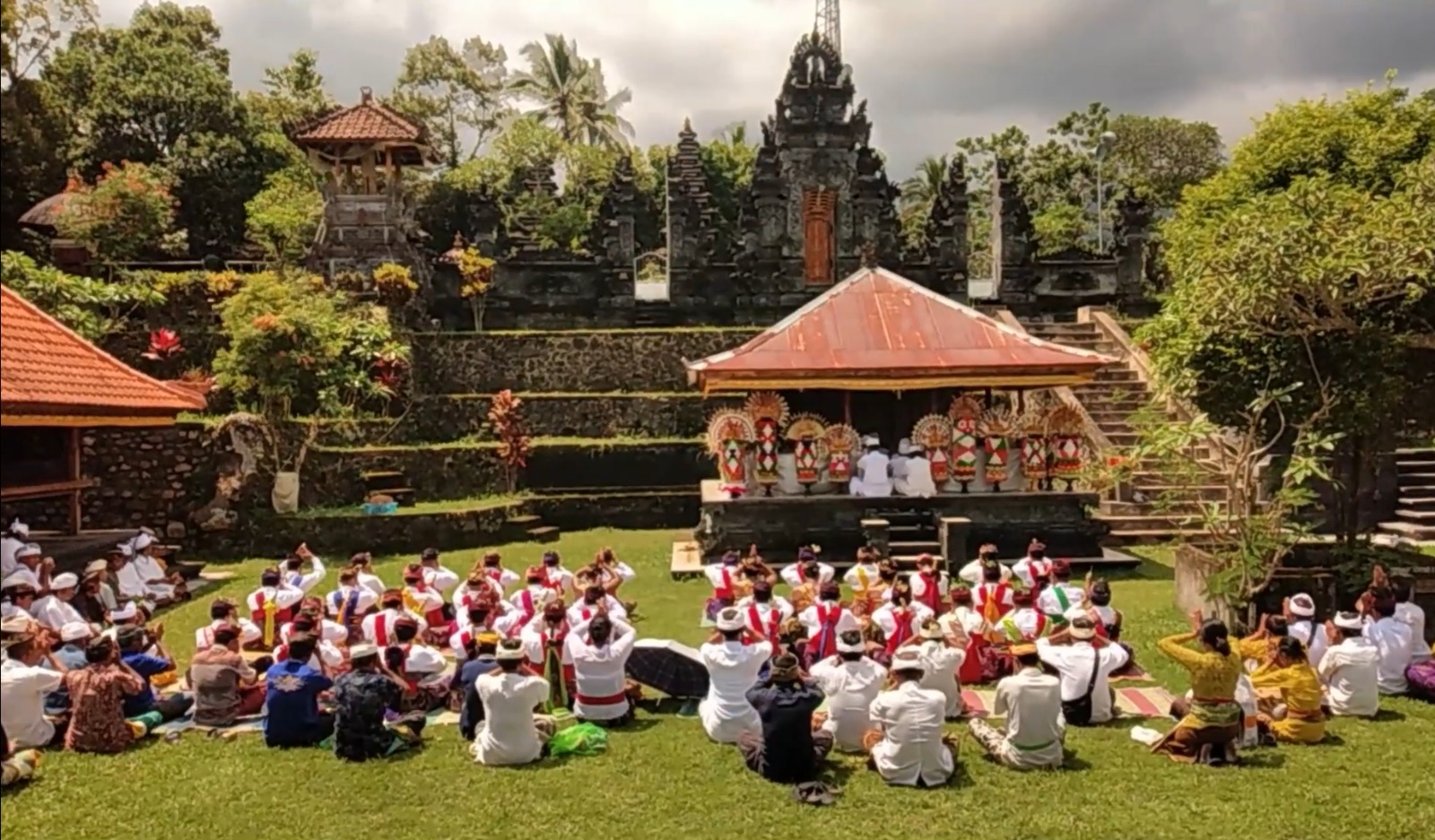 Krama di Desa Lemukih saat mengikuti Tradisi Menek Medesa