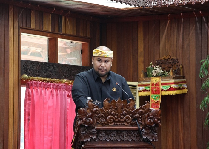 SOROTI : Juru bicara Fraksi Golkar, I Kadek Widya Sumartika saat menyampaikan pemandangan umum, Selasa (5/8/2025).