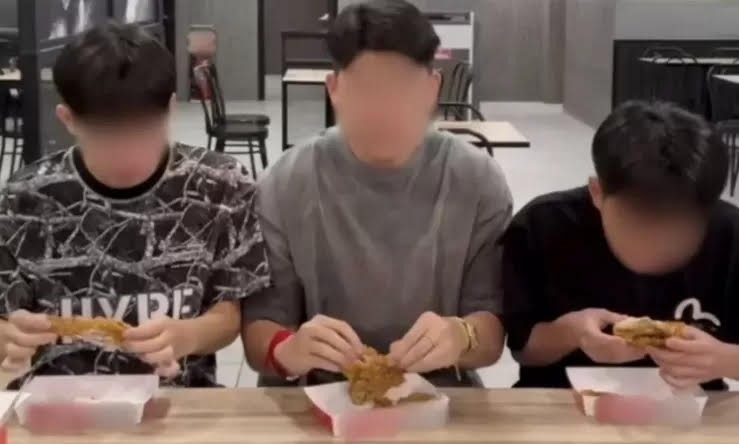 Viral kreator konten di Malaysia nge-prank tunawisma pakai nasi dengan tulang ayam sisa.