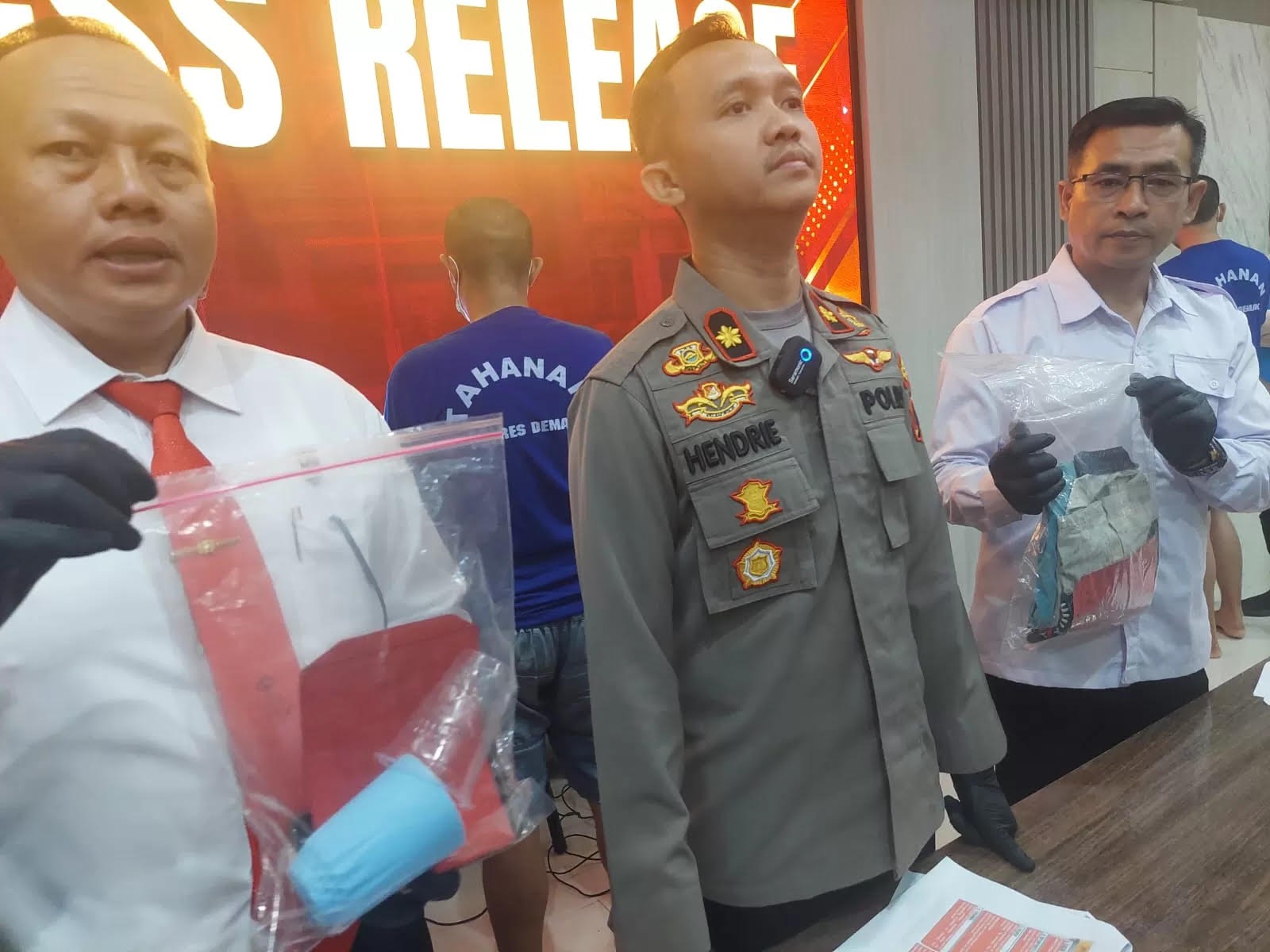 Kasatreskrim AKP Khuseni menunjukkan bukti wadah untuk air kloset yang diminumkan tersangka ke korban.