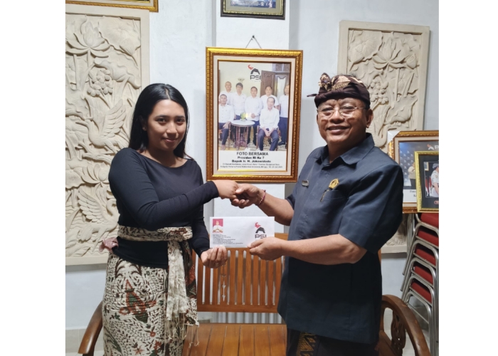Ketua DPD Partai Solidaritas Indonesia (PSI) Kabupaten Klungkung yang juga anggota DPRD Klungkung, I Nyoman Sukirta memberikan support kepada STT) Catur Wangsa, Dusun Gunung Rata.