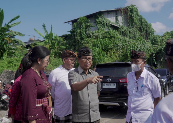 PENINJAUAN: Bupati Wayan Adi Arnawa saat meninjau TPST Desa Adat Kapal di Jalan Tambaksari nomor 27, Kelurahan Kapal, Kamis (7/8).