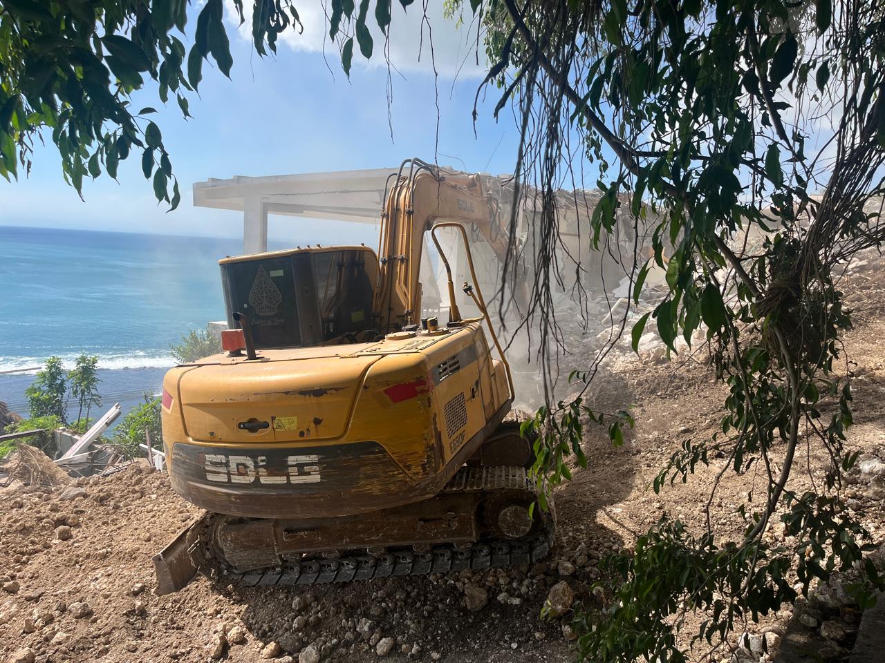 DIBONGKAR: Proses pembongkaran bangunan usaha di Pantai Bingin, Desa Pecatu, Kuta Selatan, Kamis (7/8).
