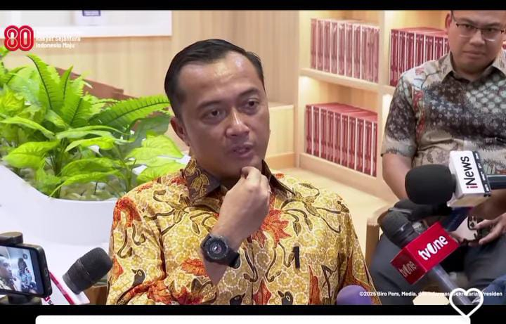 Menteri Sekretaris Negara Prasetyo Hadi menyatakan kemungkinan untuk memblokir gim Roblox