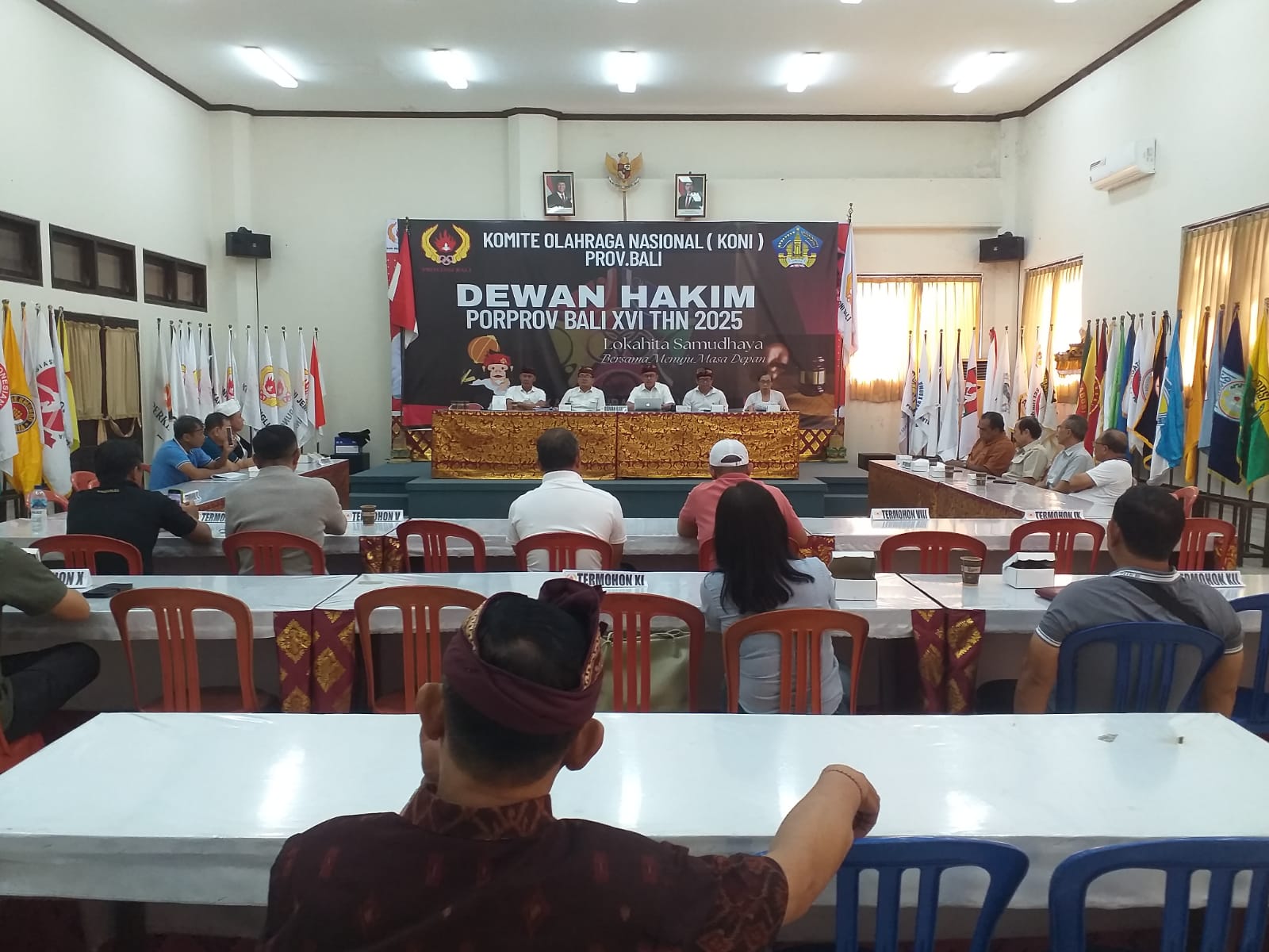 Pembacaan putusan dari Dewan Hakim Porprov Bali terkait gugatan batas usia atlet cabang olahraga bulutangkis. (Bali Express/Istimewa)