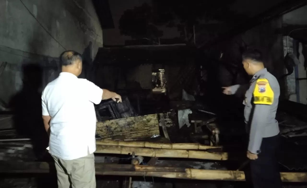 DATANGI TKP: Anggota Polsek Balung bersama perangkat datang ke lokasi untuk melakukan olah tempat kejadian perkara (TKP).
