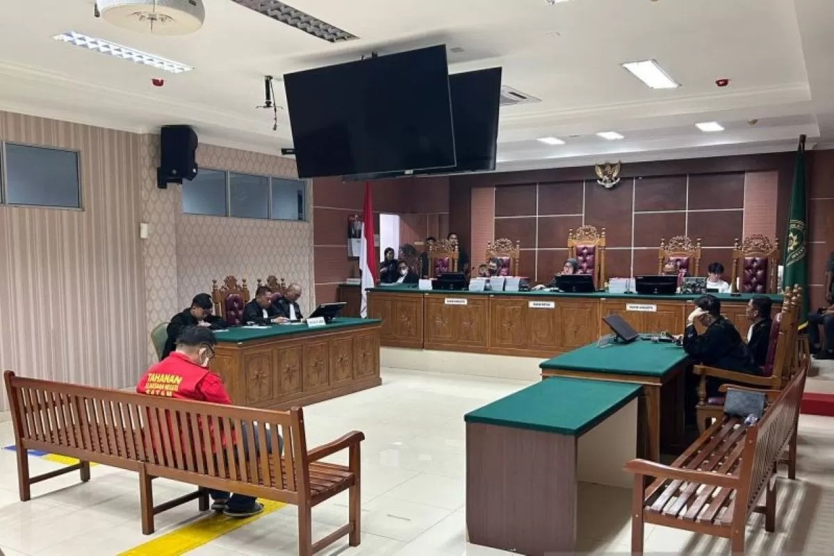 Kompol Satria Nanda mendengarkan putusan majelis hakim di Pengadilan Negeri Batam, Kepulauan Riau, Rabu (4/6).