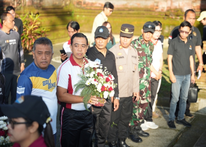 HUT RI: Badan Kesbangpol Badung bersama KPU Badung saat menggelar semarak HUT RI Ke-80, Jumat (8/8).