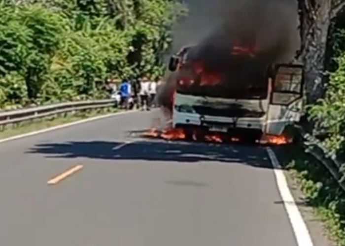 TRAGIS : Bus yang mengangkut peserta gerak jalan terbakar.