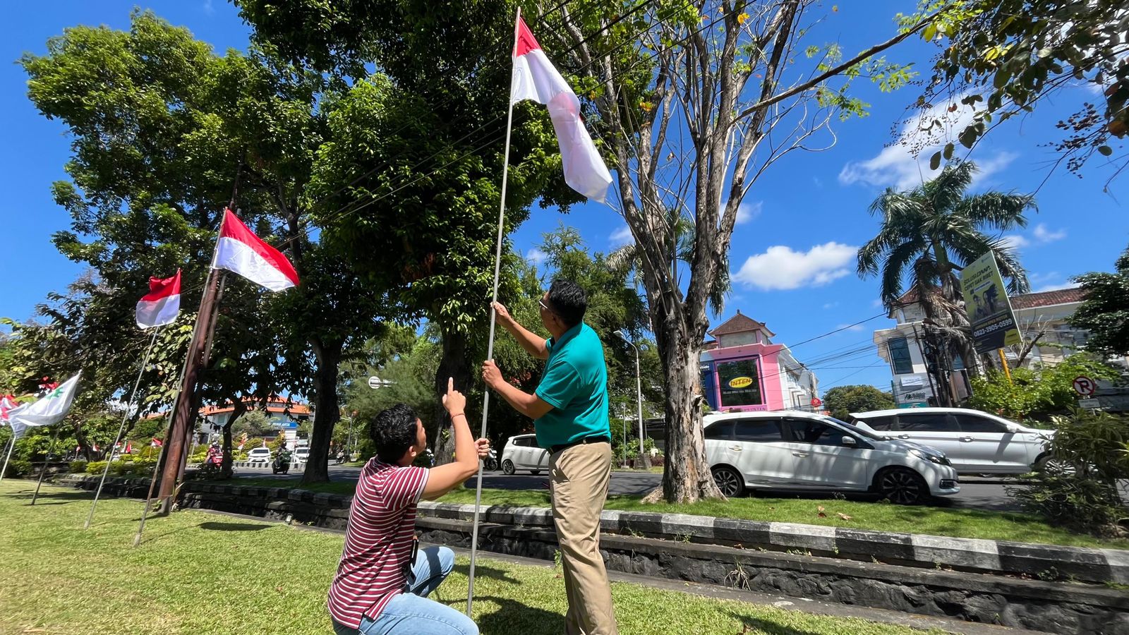 IMBAUAN: PLN UPT Bali mengimbau pemasangan atribut HUT RI agar tidak terlalu dekat jaringan listrik