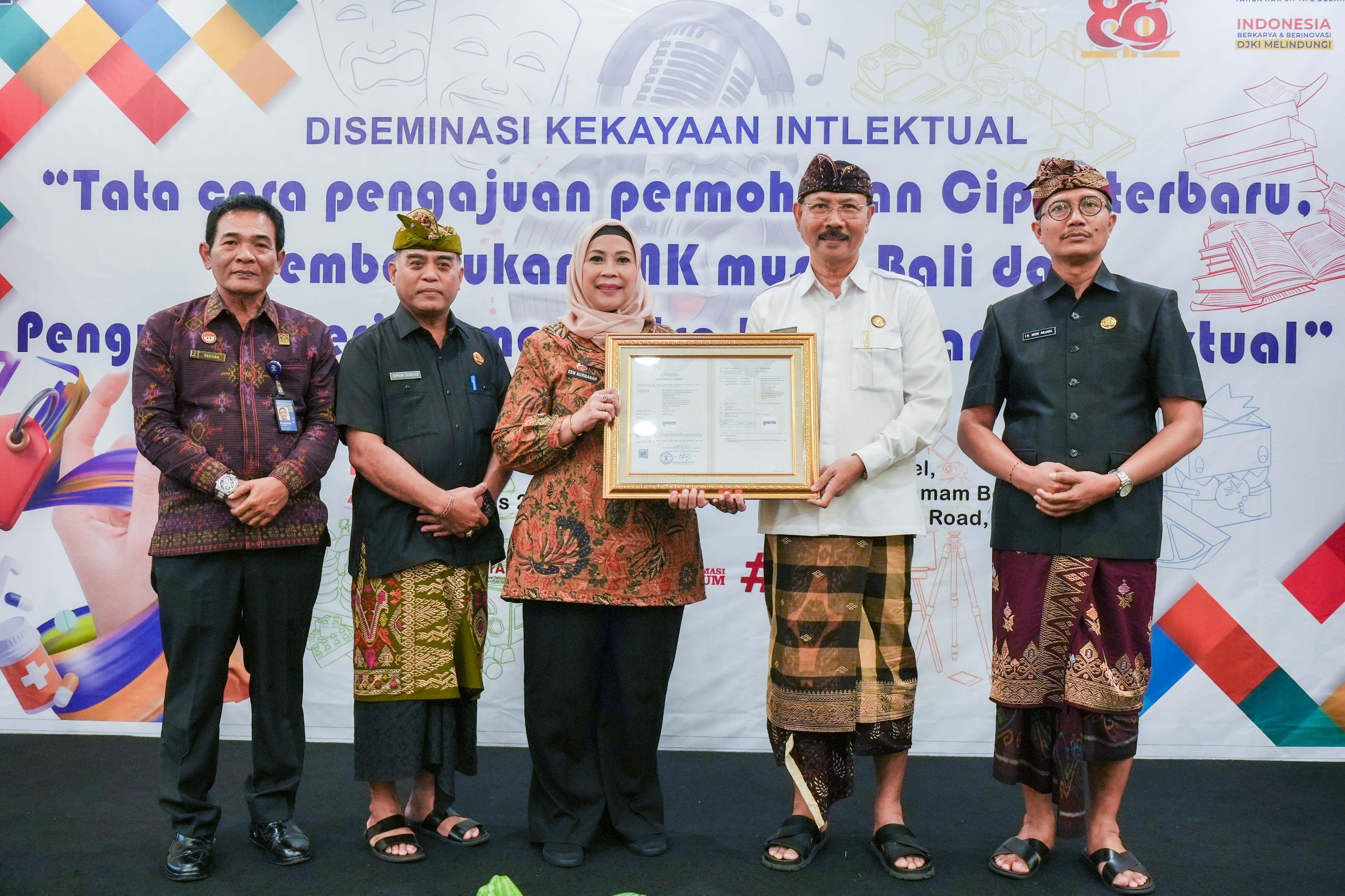 Penyerahan Sertifikat Merk Gotik dari Kemenkumham Kantor Wilayah Bali kepada Pemkab Badung, Kamis (7/8).