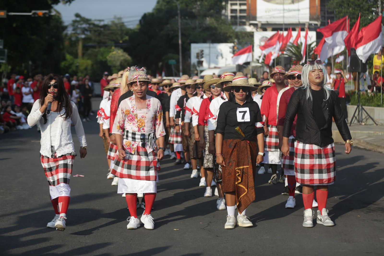 Jajaran OPD di Lingkungan Pemkab Tabanan tampil sebagai peserta gerak jalan HUT ke-80 Republik Indonesia, Kamis (7/8/2025).
