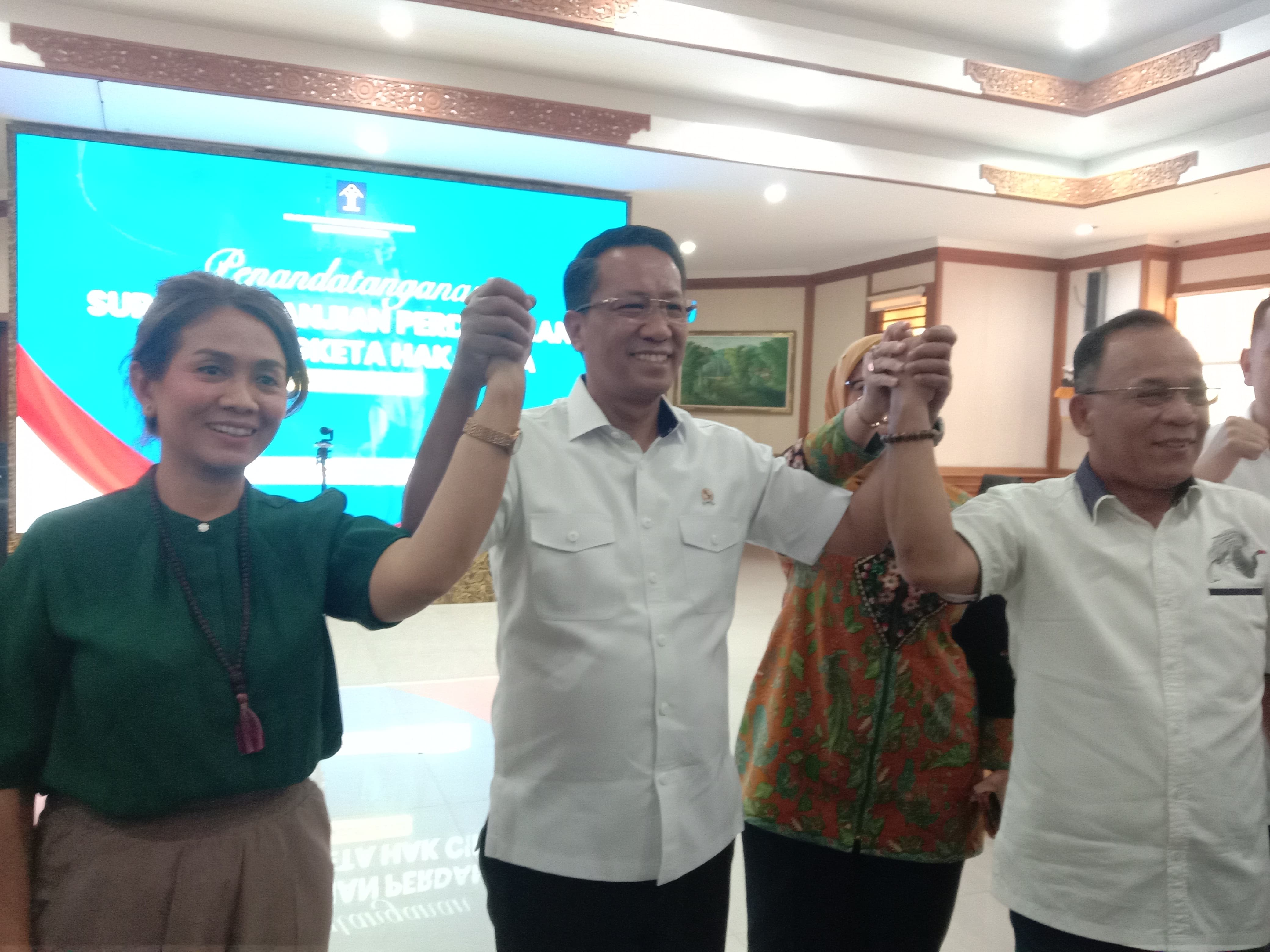 Menteri Hukum, Supratman Andi Agtas (tengah) menyaksikan perdamaian pihak Mie Gacoan (kiri) dengan LMK SELMI (kanan). (Bali Express/Istimewa)