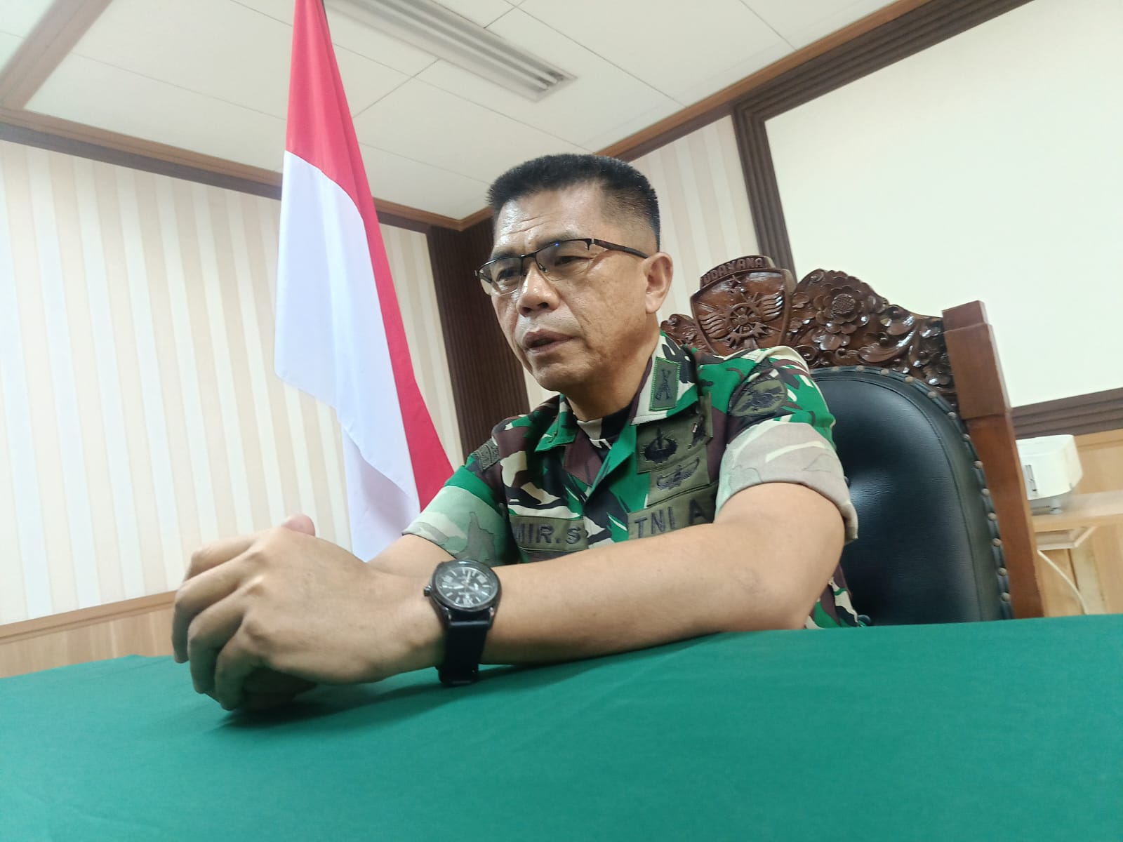 Waka Pendam IX/Udayana Letkol Inf Amir Syarifudin menjelaskan terkait investigasi kematian Prada Lucky. (Bali Express/Istimewa)
