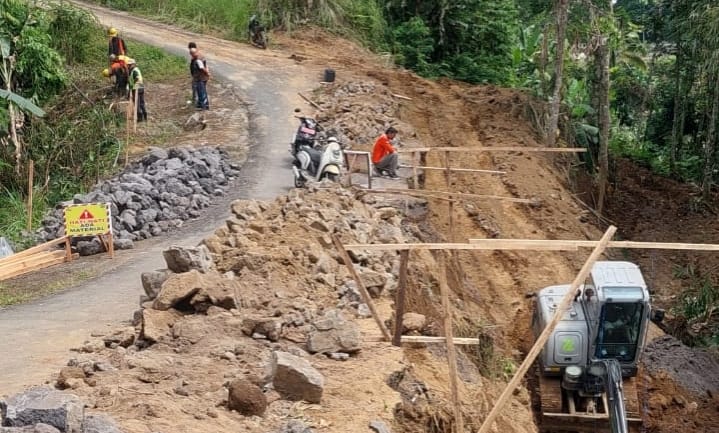 Perbaiki jalan rusak di Bangli akibat bencana 2020 mulai digarap.