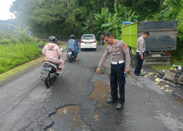 LAKA : Polisi saat melakukan olah TKP.
