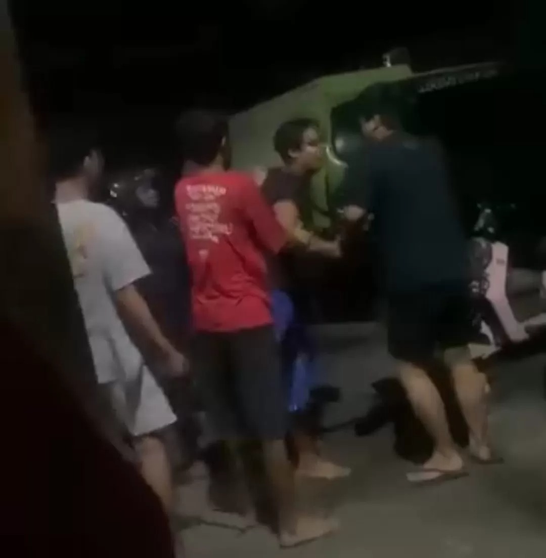 Adi Setiawan, warga Pakis, Surabaya, mencoba kabur dengan motornya sendiri, Vario nopol L 6455 BAE. Namun, motor tersebut tidak bisa menyala, sehingga AS berhasil diamankan oleh warga.