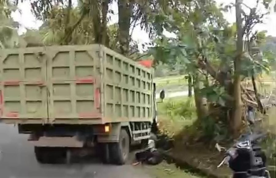 Truk yang terlibat kecelakaan mengakibatkan remaja perempuan tewas di Sidemen, Karangasem, Kamis (7/8/2025).